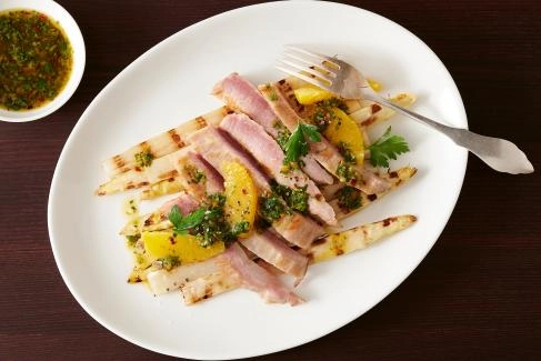 Secreto vom Schwein mit grillierten Spargeln und Orangen
